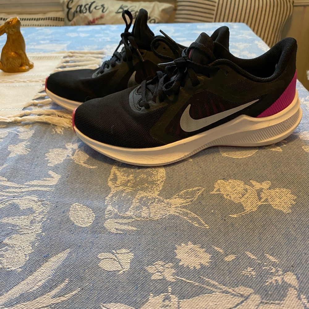 Nike Women's Black and Pink Running Shoes